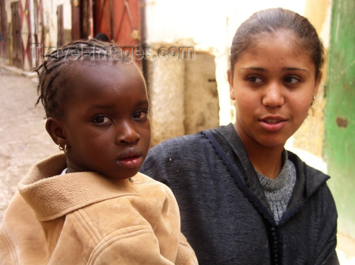 moroc159: Morocco / Maroc - Fez: African girls - photo by J.Kaman - (c) Travel-Images.com - Stock Photography agency - Image Bank