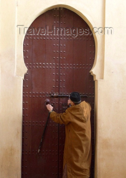 moroc161: Morocco / Maroc - Fez: closing the door - photo by J.Kaman - (c) Travel-Images.com - Stock Photography agency - Image Bank