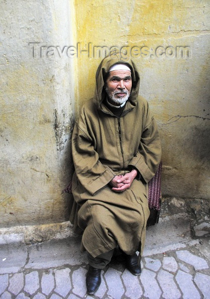 moroc163: Morocco / Maroc - Fez: man in traditional costume - jallaba / djellaba - photo by J.Kaman - (c) Travel-Images.com - Stock Photography agency - Image Bank