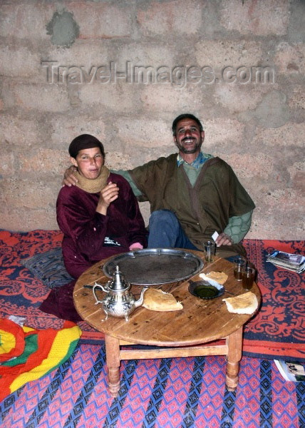 moroc285: Morocco / Maroc - Dades gorge: sharing the bread - photo by J.Kaman - (c) Travel-Images.com - Stock Photography agency - Image Bank