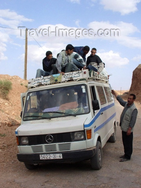 moroc287: Morocco / Maroc - Dades gorge: grand taxi / shared taxi - all aboard? - Marcedes van - photo by J.Kaman - (c) Travel-Images.com - Stock Photography agency - Image Bank