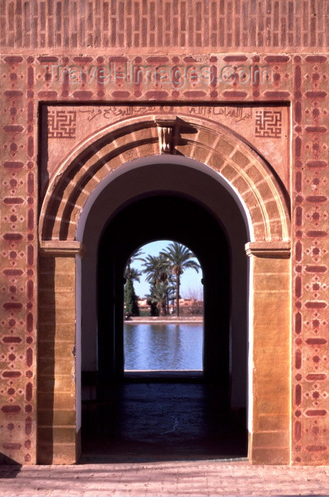 moroc67: Morocco / Maroc - Marrakesh: pond  and gate - Islamic geometric decoration - La Menara - photo by F.Rigaud - (c) Travel-Images.com - Stock Photography agency - Image Bank
