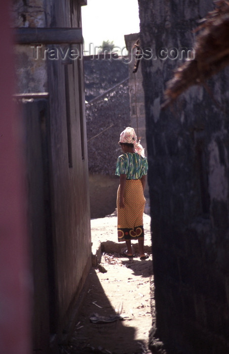 mozambique201: Mozambique island / Ilha de Moçambique, Nampula province: woman in a very narrow alley / mulher numa viela muito estreita - photo by F.Rigaud - (c) Travel-Images.com - Stock Photography agency - Image Bank