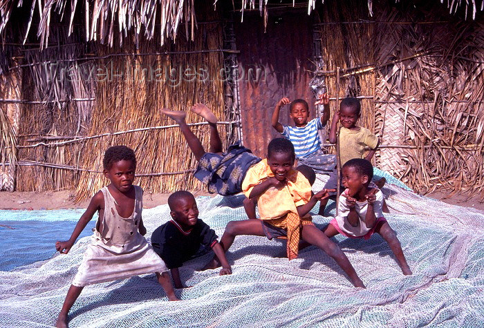 mozambique61: Ilha de Moçambique / Mozambique island: children playing - crianças a brincar - photo by F.Rigaud - (c) Travel-Images.com - Stock Photography agency - Image Bank