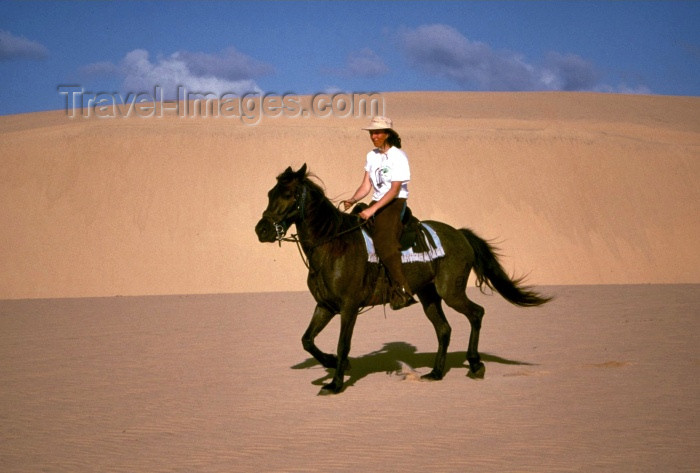 mozambique83: Mozambique / Moçambique - Bazaruto: woman horse riding on the sand dunes / passeio a cavalo nas dunas - photo by F.Rigaud - (c) Travel-Images.com - Stock Photography agency - Image Bank
