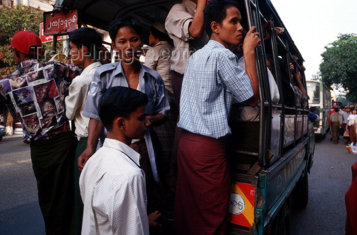 myanmar15: Myanmar - Yangon: overcrowded minibus - photo by W.Allgöwer - Die Kleinbusse (Pickups) stellen die Nahverkehrsverbindungen zwischen den Dörfern und Städten sicher. In ihnen fahren die Händler zum Markt und die Schulkinder zur Schule. Es gibt keine geregel - (c) Travel-Images.com - Stock Photography agency - Image Bank