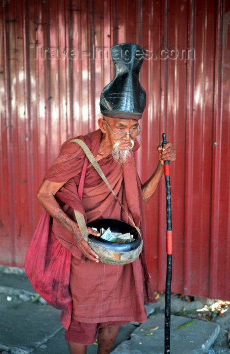myanmar167: Myanmar - Yangon: ascetic monk begging - photo by W.Allgöwer - Ein Eremit auf Almosengang in Yangon. Die Einsiedlermönche sind an ihrer Kopfbedeckung zu erkennen und sehr selten, und dann auch nur für kurze Zeit; unter Menschen anzutreffen. - (c) Travel-Images.com - Stock Photography agency - Image Bank