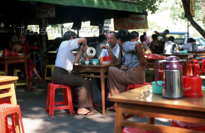 myanmar168: Myanmar - Yangon: al fresco tea house - photo by W.Allgöwer - Kein Tag ohne Teestube. Allein in Yangon soll es nach Schätzung Einheimischer fast 2000 Teestuben geben. Überdacht, unter offenen Himmel oder im Schatten von Bäumen laden sie mit einfachen, oft - (c) Travel-Images.com - Stock Photography agency - Image Bank
