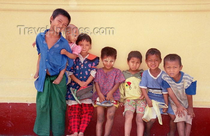 myanmar172: Myanmar / Burma - Yangon / Rangoon: Burmese children on a wall (photo by J.Kaman) - (c) Travel-Images.com - Stock Photography agency - Image Bank
