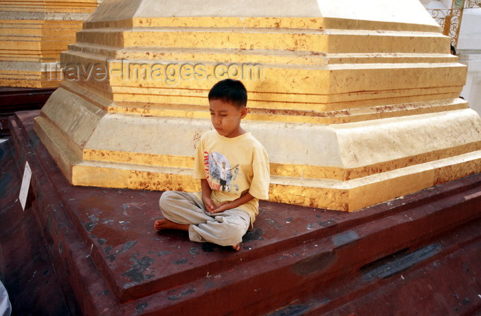 myanmar19: Myanmar - Yangon: boy meditating near a stupa - religion - Buddhism - photo by W.Allgöwer - Junger Burmese meditiert in der Shwedagon-Pagode von Yangon. Meditation (lat. meditatio = "das Nachdenken über" oder lat. medius = "die Mitte") ist eine Konzentrat - (c) Travel-Images.com - Stock Photography agency - Image Bank