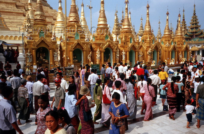 myanmar20: Myanmar - Yangoon: walking by the Shwedagon Paya pagoda - Singuttara Hill - religion - Buddhism - photo by W.Allgöwer - Die Shwedagon-Pagode ist der wichtigste Sakralbau und das religiöse Zentrum Myanmars (Birma) in Yangon (Rangun). Sie gilt als Wahrzeich - (c) Travel-Images.com - Stock Photography agency - Image Bank