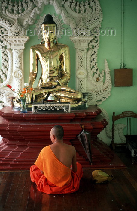myanmar201: Myanmar - Yangon: 	monk in meditation before a Buddha statue - religion - Buddhism - photo by W.Allgöwer - Meditation (lat. meditatio = "das Nachdenken über" oder lat. medius = "die Mitte") ist eine Konzentrationsübung mit dem Zweck, einen veränderten Bew - (c) Travel-Images.com - Stock Photography agency - Image Bank