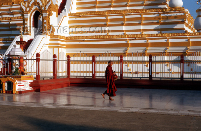 myanmar205: Myanmar - Bagan, Nyaung U: Shwezigon pagoda - monk at the stupa's base - religion - Buddhism - Asia - photo by W.Allgöwer - Ein Mönch kommt von seinem morgendlichen Almosengang zurück. Dahinter die Shwezigon-Pagode, deren Zedi der erste in einem eigenstän - (c) Travel-Images.com - Stock Photography agency - Image Bank