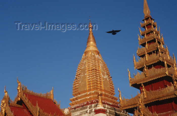 myanmar206: Myanmar - Bagan, Nyaung U: Shwezigon pagoda - stupa and pagoda - religion - Buddhism - Asia - photo by W.Allgöwer - Die Shwezigon-Pagode, deren Zedi der erste in einem eigenständischen birmanischen Stil war. Der Baubeginn war im Jahre 1059. Der massive, v - (c) Travel-Images.com - Stock Photography agency - Image Bank