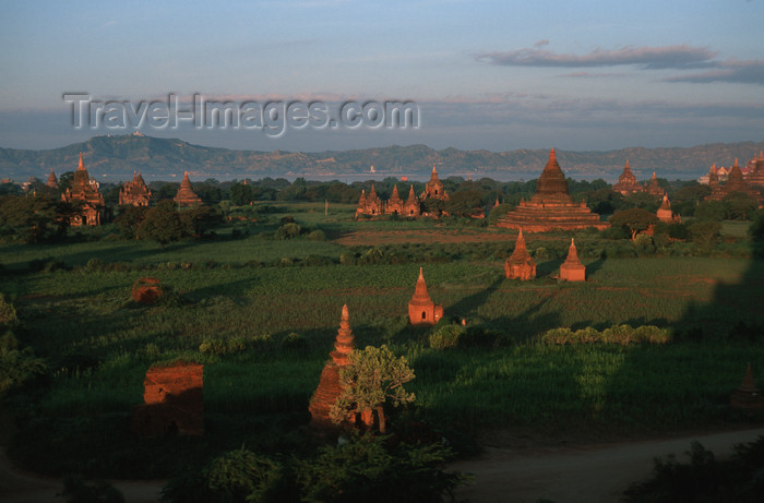 myanmar209: Myanmar - Bagan: panorama over the world's largest Buddhist ruin field - photo by W.Allgöwer - Bagan ist eine historische Königsstadt im heutigen Myanmar (Birma) mit über zweitausend erhaltenen Sakralgebäuden aus Ziegelstein, und eine der größten archäolo - (c) Travel-Images.com - Stock Photography agency - Image Bank