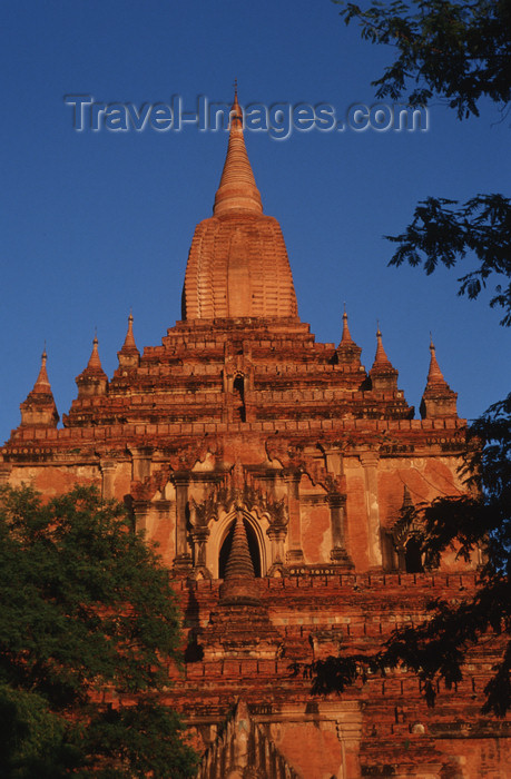 myanmar211: Myanmar - Bagan: Shwesandaw Pagoda - photo by W.Allgöwer - Die Shwesandaw-Pagode wird vor allem zum Sonnenuntergang viel besucht. Der Stupa der "goldenen (shwe) Haarreliquie (sandaw)" gehört zu den ersten Bauprojekten Anawrahtas. Chronikberichten zufolge  - (c) Travel-Images.com - Stock Photography agency - Image Bank