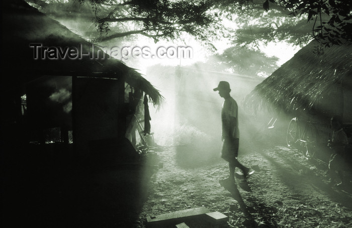 myanmar212: Myanmar - Bagan: straw huts for forced Burmese settlers - photo by W.Allgöwer - 1990 wurden die Burmesen aus Alt-Bagan an das Ufer des Ayeyarwady zwangsumgesiedelt. Hier leben Sie heute unter einfachen Bedingungen meist in bescheidenen Hütten.
Bagan ist e - (c) Travel-Images.com - Stock Photography agency - Image Bank