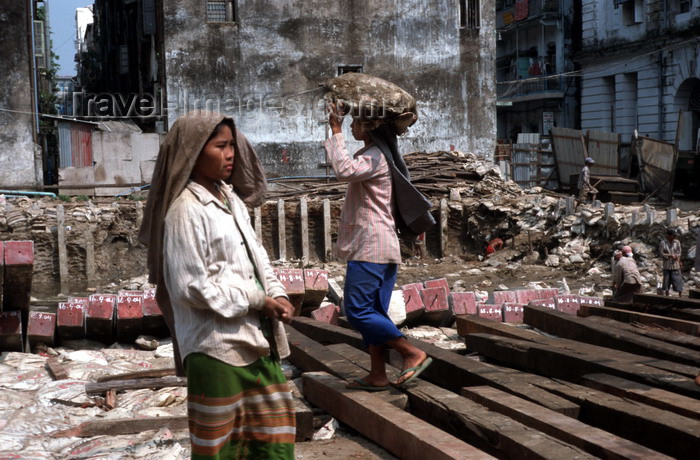 myanmar22: Myanmar - Yangon: female day labourers at a construction site - photo by W.Allgöwer - Vor allem die in die Städte gezogene Landbevölkerung muß sich anfangs oft den Lebensunterhalt als Tagelöhnerin bzw. Tagelöhner verdienen. Die Arbeitsbedingungen sind har - (c) Travel-Images.com - Stock Photography agency - Image Bank