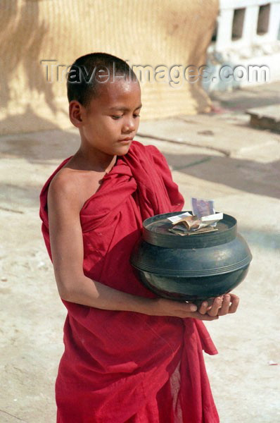 myanmar38: Myanmar / Burma - Bagan: young monk with offerings in a pot - novice (photo by J.Kaman) - (c) Travel-Images.com - Stock Photography agency - Image Bank