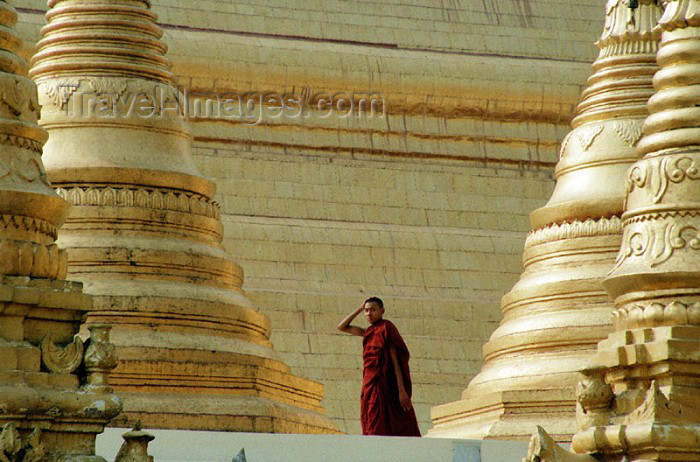 myanmar39: Myanmar / Burma - Yangoon / Rangoon: gold - Shwedagon pagoda - monk among gilded stupas - zedis - religon - Buddhism (photo by J.Kaman) - (c) Travel-Images.com - Stock Photography agency - Image Bank