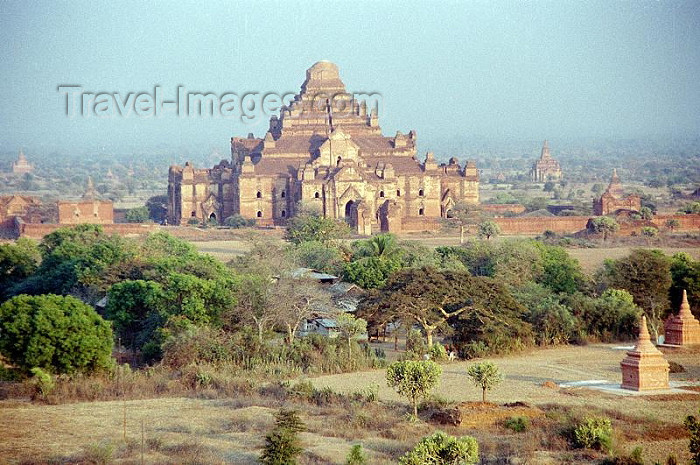 myanmar7: Myanmar / Burma - Bagan / Pagan: ruined temple - Dhammayangyi Pahto temple surrounded by smaller pagodas - Buddhist temples and pagodas (photo by J.Kaman) - (c) Travel-Images.com - Stock Photography agency - Image Bank