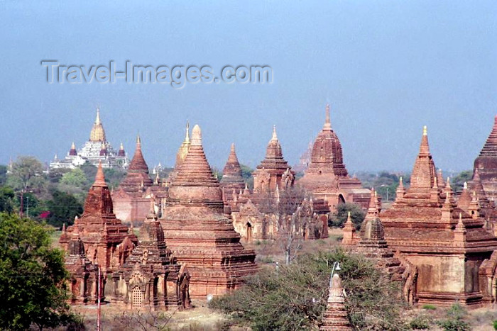 myanmar8: Myanmar / Burma - Bagan / Pagan: distant view of the majestic Ananda Pahto temple, with smaller pagodas in the foreground (photo by J.Kaman) - (c) Travel-Images.com - Stock Photography agency - Image Bank