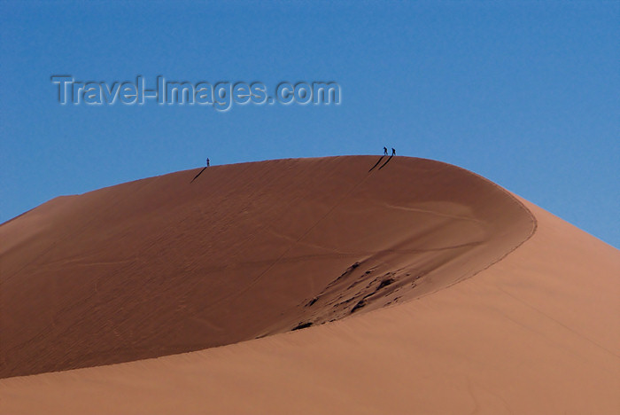 namibia187: Namib Desert - Sossusvlei, Hardap region, Namibia, Africa: Two Hikers on Big Mama sand dune - photo by B.Cain - (c) Travel-Images.com - Stock Photography agency - Image Bank