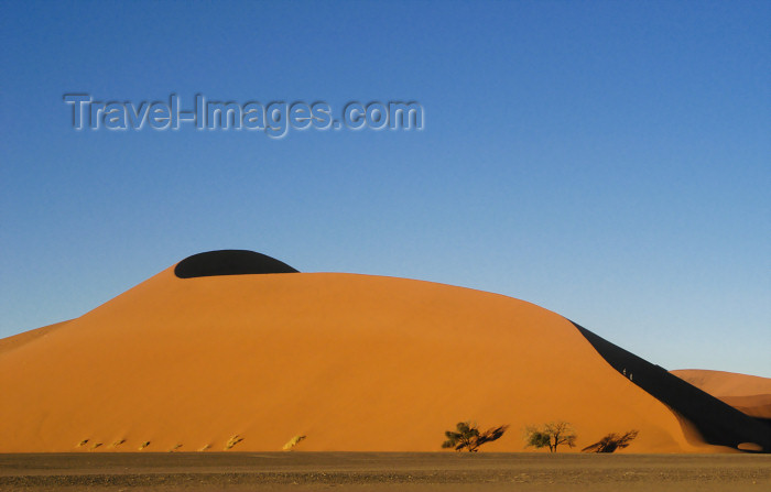 namibia188: Namibia two hikers on Dune# 45 at sunrise, Sossusvlei - photo by B.Cain - (c) Travel-Images.com - Stock Photography agency - Image Bank