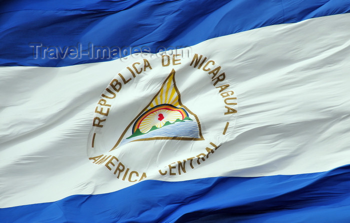 nicaragua37: Managua, Nicaragua: coat of arms of masonic inspiration - triangle and Phrygian cap - detail of Nicaraguan flag flying at Plaza de la Revolución / Plaza de la República - photo by M.Torres - (c) Travel-Images.com - Stock Photography agency - Image Bank
