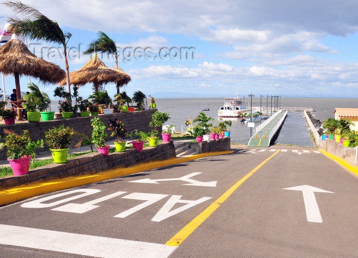 nicaragua52: Managua, Nicaragua: harbour on Lake Managua / Lago Xolotlán - driving to the pier - Puerto Salvador Allende - malécon - photo by M.Torres - (c) Travel-Images.com - Stock Photography agency - Image Bank