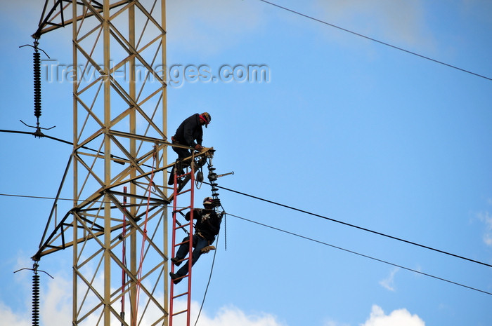 nicaragua53: Managua, Nicaragua: workers on an electricity pylon - electric power transmission - malécon - photo by M.Torres - (c) Travel-Images.com - Stock Photography agency - Image Bank