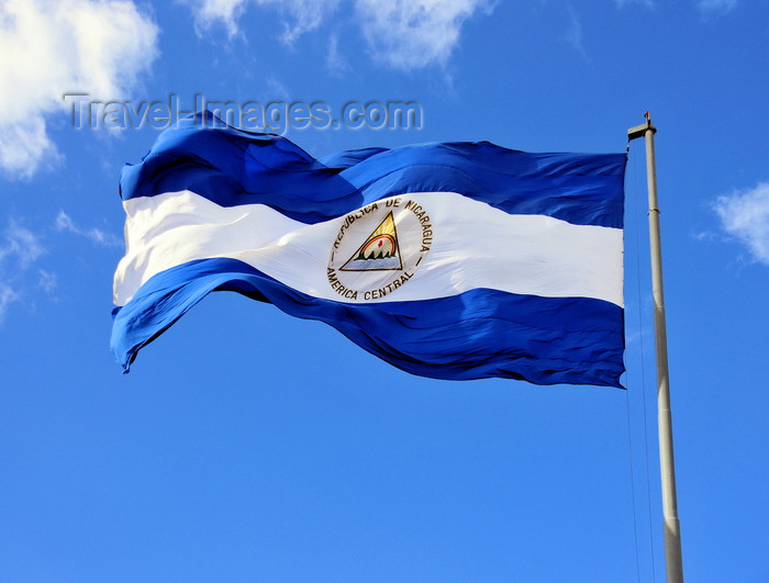 nicaragua58: Managua, Nicaragua: giant Nicaraguan flag flying at Plaza de la Revolución / Plaza de la República - the two cobalt blue stripes represent the two oceans - photo by M.Torres - (c) Travel-Images.com - Stock Photography agency - Image Bank