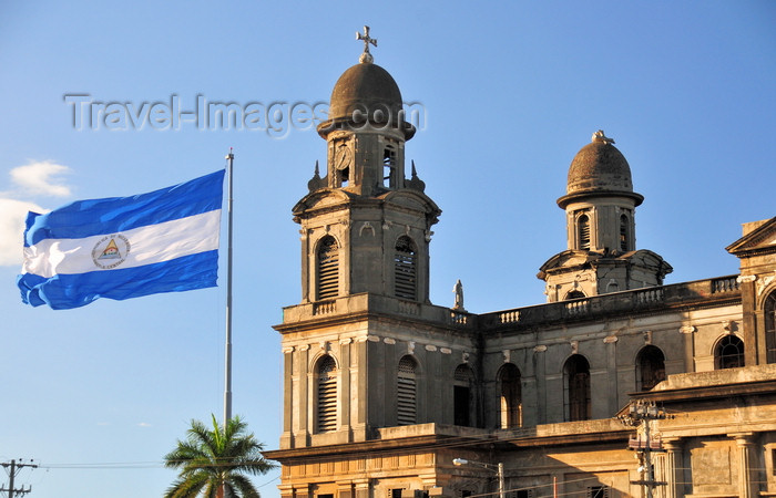 nicaragua70: Managua, Nicaragua: Old Cathedral and the Nicaraguan flag - Antigua Catedral de Santiago de Managua - photo by M.Torres - (c) Travel-Images.com - Stock Photography agency - Image Bank