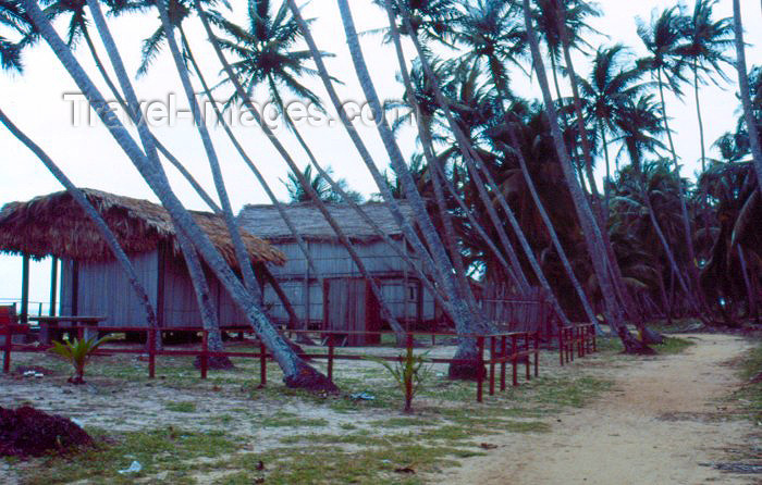 nigeria24: Nigeria - Lagos / LOS: bungalows on the beach - photo by Dolores CM - (c) Travel-Images.com - Stock Photography agency - Image Bank