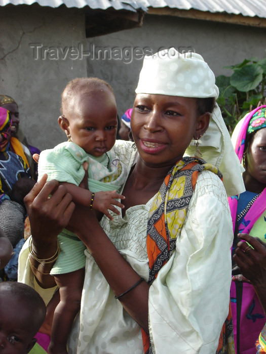 nigeria29: Nigeria - Dambatta - Kano State: mother and baby - photo by A.Obem - (c) Travel-Images.com - Stock Photography agency - Image Bank
