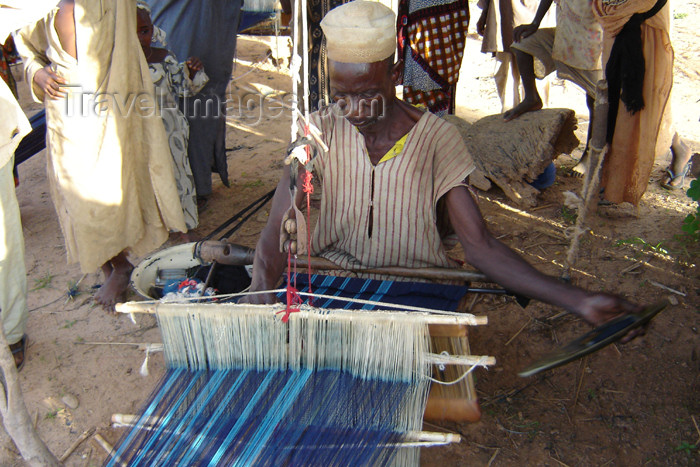 nigeria42: Nigeria - Minjibir: weaver at work - African artisan - photo by A.Obem - (c) Travel-Images.com - Stock Photography agency - Image Bank