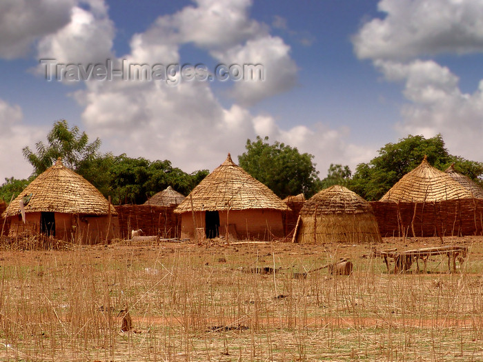 nigeria51: Nigeria - traditional village huts - photo by A.Bartel - (c) Travel-Images.com - Stock Photography agency - Image Bank