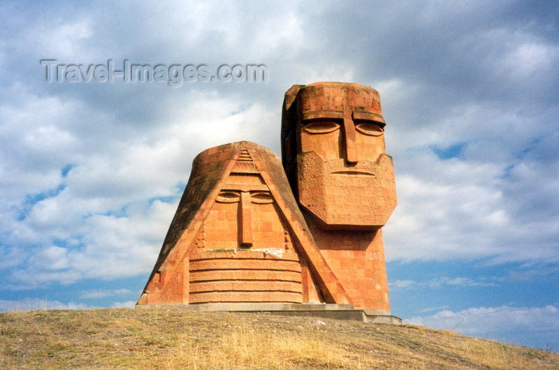 nk6: Nagorno Karabakh - Xankandi / Stepanakert: Tatik Papik monument - sculptor: Sarkis Baghdasarian - official title: we are our hills art - photo by M.Torres - (c) Travel-Images.com - Stock Photography agency - Image Bank