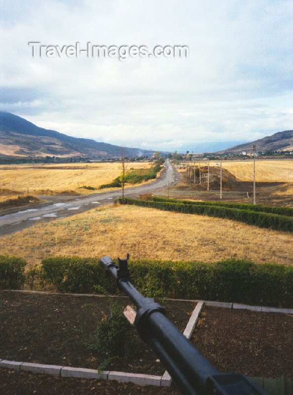 nk8: Nagorno Karabakh - Askeram: power comes from the barrel of a gun - defending the Stepanakert - Shusha road (photo by M.Torres) - (c) Travel-Images.com - Stock Photography agency - Image Bank