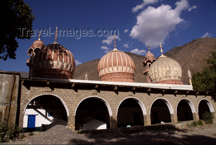 pakistan113: Pakistan - Chitral - North-West Frontier province / NWFP, former Malakand Division: Shahi mosque and the Hindu Kush mountains - photo by R.Zafar - (c) Travel-Images.com - Stock Photography agency - Image Bank