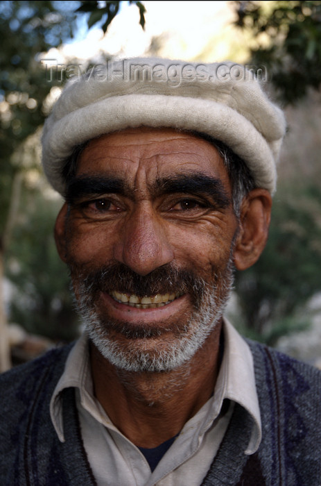 pakistan114: Pakistan - Karakoram mountains - Himalayan range - Northern Areas: Balti porter - wide smile - photo by A.Summers - (c) Travel-Images.com - Stock Photography agency - Image Bank