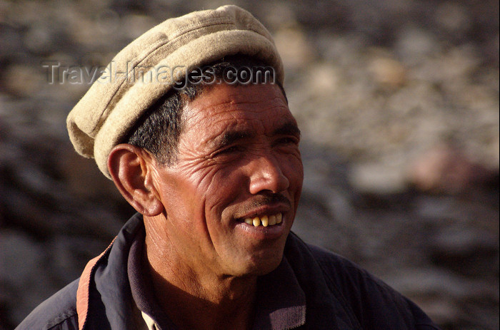 pakistan115: Pakistan - Karakoram mountains - Himalayan range - Northern Areas: Balti porter - with hat - photo by A.Summers - (c) Travel-Images.com - Stock Photography agency - Image Bank