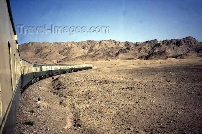 pakistan12: Pakistan - Charan desert - Baluchistan: train travelling round a bend - railway / Cesta vlakem pøes pouš? Charan - Balúèistán - photo by J.Kaman - (c) Travel-Images.com - Stock Photography agency - Image Bank