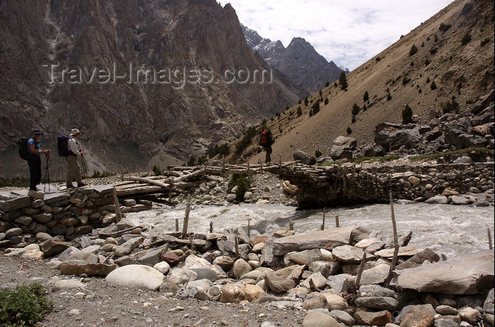 pakistan133: Pakistan - Karakoram mountains - Himalayan range - Northern Areas: trekkers cross an improvised bridge - photo by A.Summers - (c) Travel-Images.com - Stock Photography agency - Image Bank
