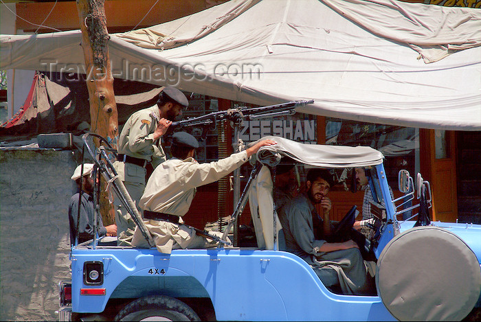 pakistan19: Pakistan - Gilit / Gilgit  (Northern Areas): armed jeep - Pakistani military - army - machine gun - photo by A.Summers - (c) Travel-Images.com - Stock Photography agency - Image Bank