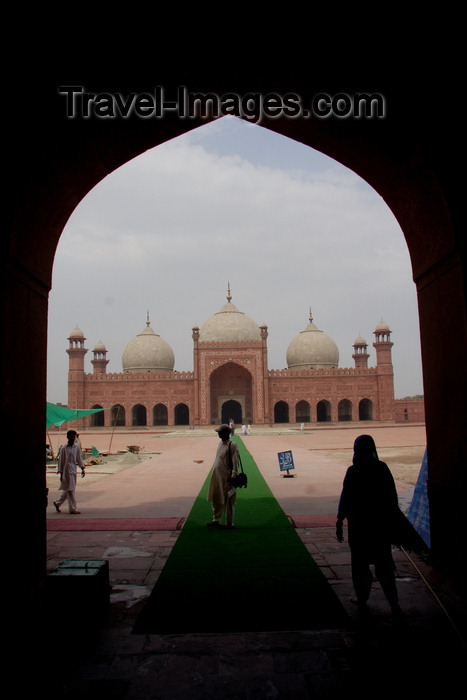 pakistan27: Lahore, Punjab, Pakistan: Badshahi mosque, the 'Emperor's Mosque' - image framed by an arch - photo by G.Koelman - (c) Travel-Images.com - Stock Photography agency - Image Bank