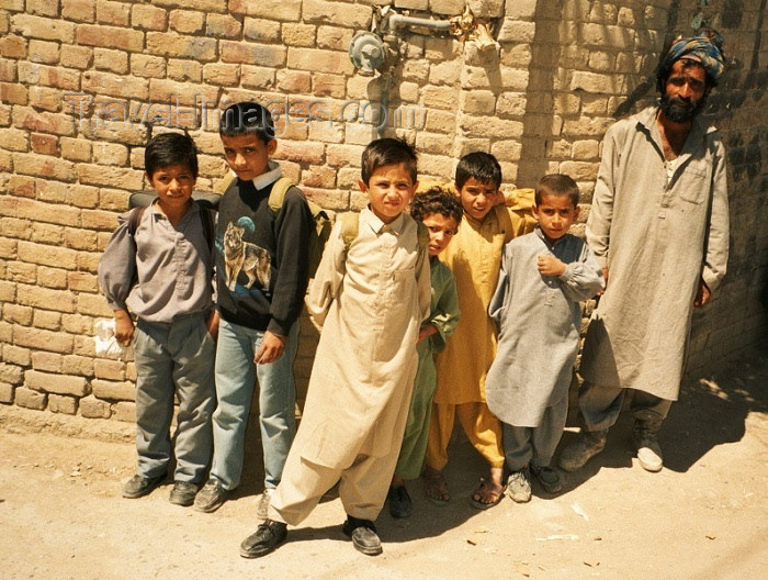 pakistan39: Pakistan - Quetta - Baluchistan: pupils from Balutchistan - Baloch children - photo by J.Kaman - (c) Travel-Images.com - Stock Photography agency - Image Bank