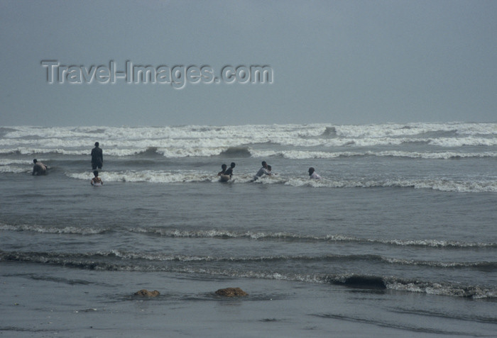 pakistan51: Karachi, Sindh, Pakistan: cooling off! - men and boys swimming in the Arabian sea at Clifton Beach - photo by R.Zafar - (c) Travel-Images.com - Stock Photography agency - Image Bank