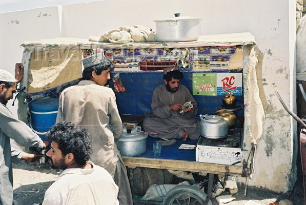 pakistan6: Pakistan - Taftan - Baluchistan / Balochistan: tea seller / Prodavaè èaje - photo by J.Kaman - (c) Travel-Images.com - Stock Photography agency - Image Bank