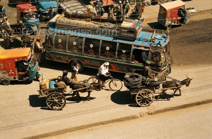 pakistan7: Pakistan - Quetta - Baluchistan: Road traffic - bus, donkey-karts and rickshaw / Provoz na silnici v Kvétì - photo by J.Kaman - (c) Travel-Images.com - Stock Photography agency - Image Bank